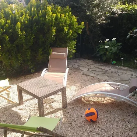 Pleasant T3 with Garden: Centrally Located Near Beaches Cavalaire-sur-Mer Exterior photo
