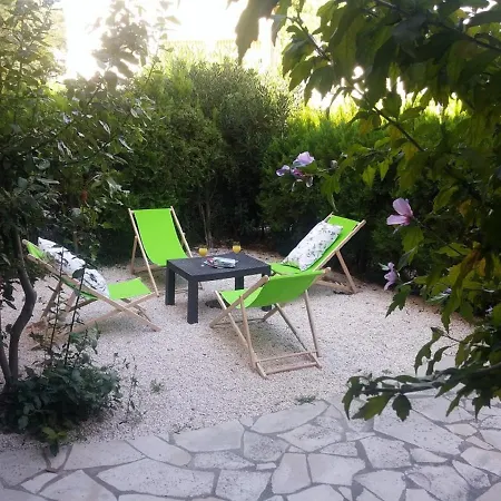 Pleasant T3 with Garden: Centrally Located Near Beaches Cavalaire-sur-Mer Exterior photo